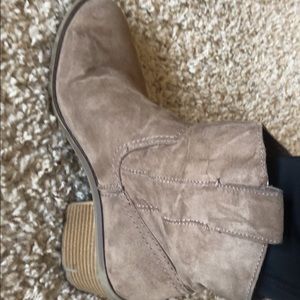 Short cowboy like boots